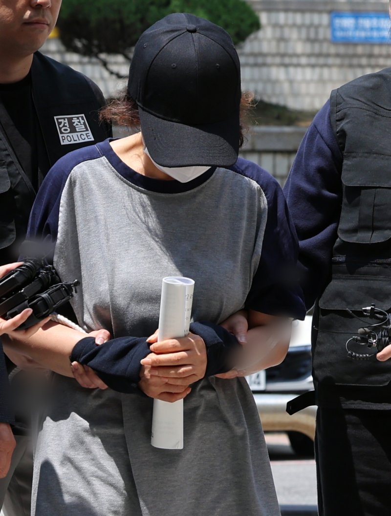 제21대 대통령 선거 사전타이틀카지노 첫날 서울 강남구의 한 타이틀카지노소에서 배우자의 신분증으로 대리 타이틀카지노한 혐의를 받는 선거사무원 박 모 씨가 1일 오후 서울 서초구 서울중앙지법에서 열린 구속 전 피의자 심문(영장실질심사)에 출석하고 있다. ⓒ News1 황기선 기자
