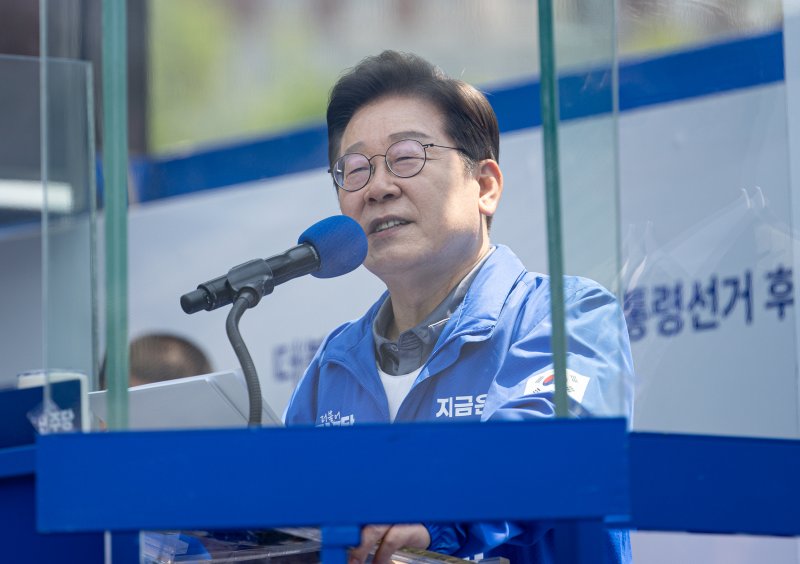 메이저 바카라 더불어민주당 대통령 후보가 1일 오전 경북 안동시 용부공원에서 시민들에게 지지를 호소 하고 있다. 2025.6.1/뉴스1 ⓒ News1 메이저 바카라 기자