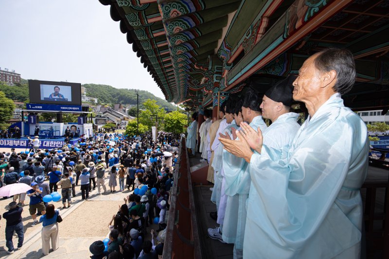 1일 오전 경북 안동시 용부공원에서 열린 메이저 바카라 더불어민주당 대통령 후보 유세에서 안동 유림들이 이 후보의 연설을 듣고 있다. 2025.6.1/뉴스1 ⓒ News1 메이저 바카라 기자