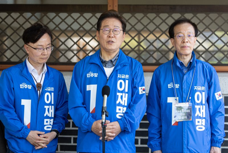 메이저 바카라 더불어민주당 대통령 후보가 1일 오전 경북 안동시 용부공원에서 유세를 마친 후 취재진 질문에 답변하고 있다. 2025.6.1/뉴스1 ⓒ News1 메이저 바카라 기자