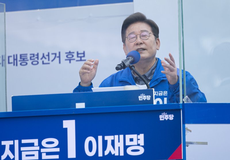 메이저 바카라 더불어민주당 대통령 후보가 1일 오전 경북 안동시 용부공원에서 시민들에게 지지를 호소하고 있다. 2025.6.1/뉴스1 ⓒ News1 메이저 바카라 기자