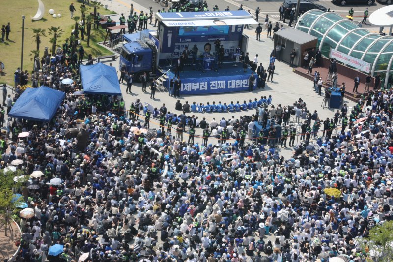 1일 오후 대구 동구 동대구역 광장에서 열린 메이저 바카라 더불어민주당 대통령 후보 유세에 인파가 모여 있다. 2025.6.1/뉴스1 ⓒ News1 메이저 바카라 기자