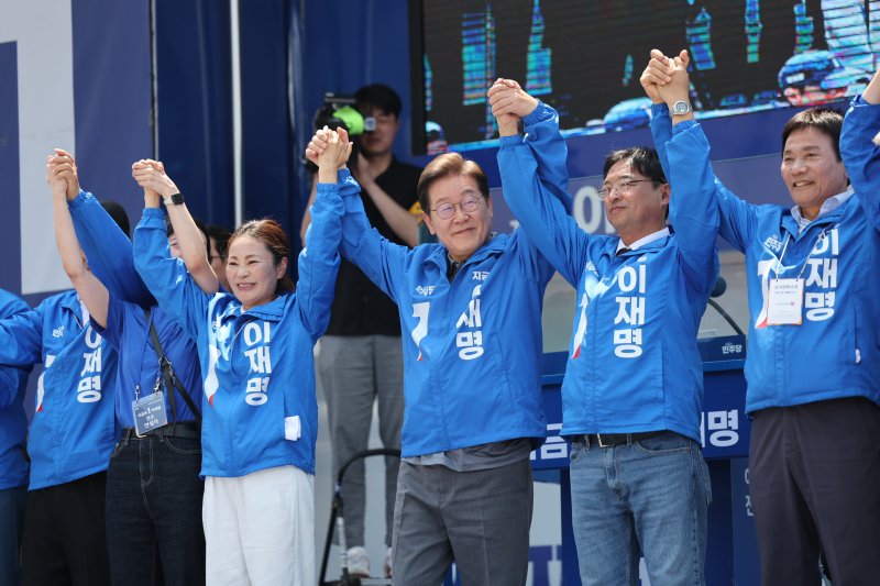 메이저 바카라 더불어민주당 대통령 후보가 1일 오후 대구 동구 동대구역 광장에서 열린 유세에 참석해 인사하고 있다. 2025.6.1/뉴스1 ⓒ News1 메이저 바카라 기자