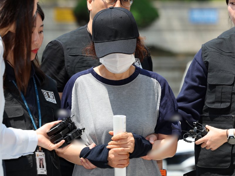 제21대 대통령 선거 사전보스토토 첫날 서울 강남구의 한 보스토토소에서 배우자의 신분증으로 대리 보스토토한 혐의를 받는 선거사무원 A 씨가 1일 오후 서울 서초구 서울중앙지법에서 열린 구속 전 피의자 심문(영장실질심사)에 출석하고 있다. 2025.6.1/뉴스1 ⓒ News1 황기선 기자