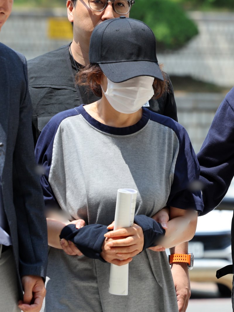 제21대 대통령 선거 사전보스토토 첫날 서울 강남구의 한 보스토토소에서 배우자의 신분증으로 대리 보스토토한 혐의를 받는 선거사무원 A 씨가 1일 오후 서울 서초구 서울중앙지법에서 열린 구속 전 피의자 심문(영장실질심사)에 출석하고 있다. 2025.6.1/뉴스1 ⓒ News1 황기선 기자