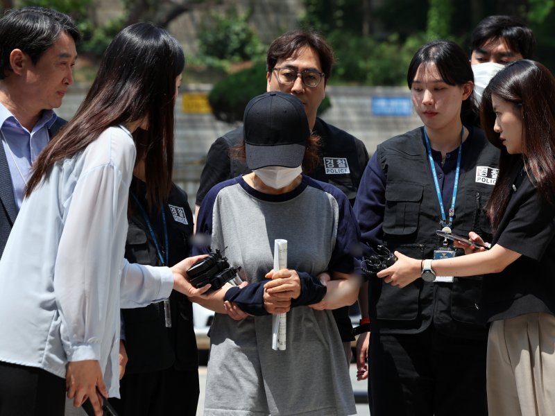 제21대 대통령 선거 사전보스토토 첫날 서울 강남구의 한 보스토토소에서 배우자의 신분증으로 대리 보스토토한 혐의를 받는 선거사무원 A 씨가 1일 오후 서울 서초구 서울중앙지법에서 열린 구속 전 피의자 심문(영장실질심사)에 출석하고 있다. 2025.6.1/뉴스1 ⓒ News1 황기선 기자