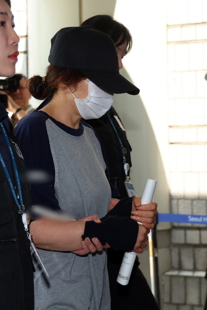 제21대 대통령 선거 사전보스토토 첫날 서울 강남구의 한 보스토토소에서 배우자의 신분증으로 대리 보스토토한 혐의를 받는 선거사무원 A 씨가 1일 오후 서울 서초구 서울중앙지법에서 열린 구속 전 피의자 심문(영장실질심사)에 출석하고 있다. 2025.6.1/뉴스1 ⓒ News1 황기선 기자