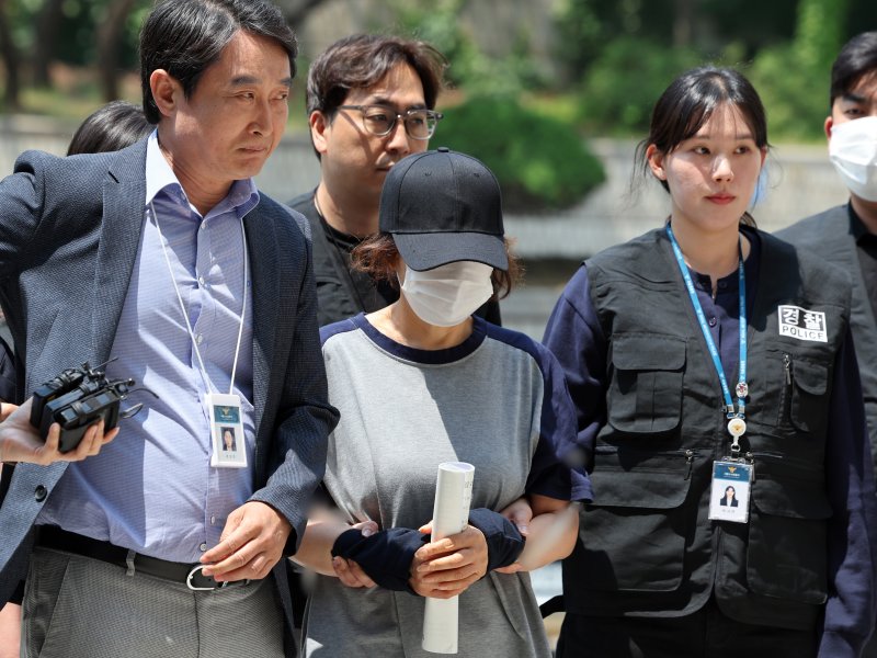 제21대 대통령 선거 사전보스토토 첫날 서울 강남구의 한 보스토토소에서 배우자의 신분증으로 대리 보스토토한 혐의를 받는 선거사무원 A 씨가 1일 오후 서울 서초구 서울중앙지법에서 열린 구속 전 피의자 심문(영장실질심사)에 출석하고 있다. 2025.6.1/뉴스1 ⓒ News1 황기선 기자