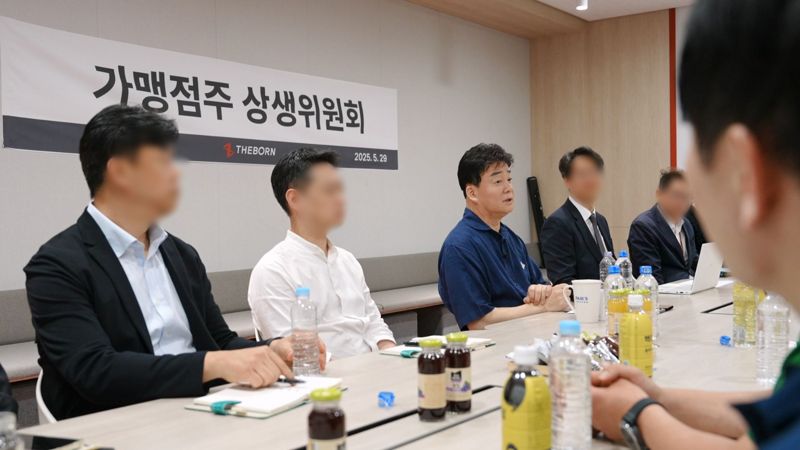 백종원 뉴헤븐카지노 대표(왼쪽 세번째)가 지난달 29일 상생위원회 준비 회의에 참석해 발언하고 있다. 뉴헤븐카지노 제공