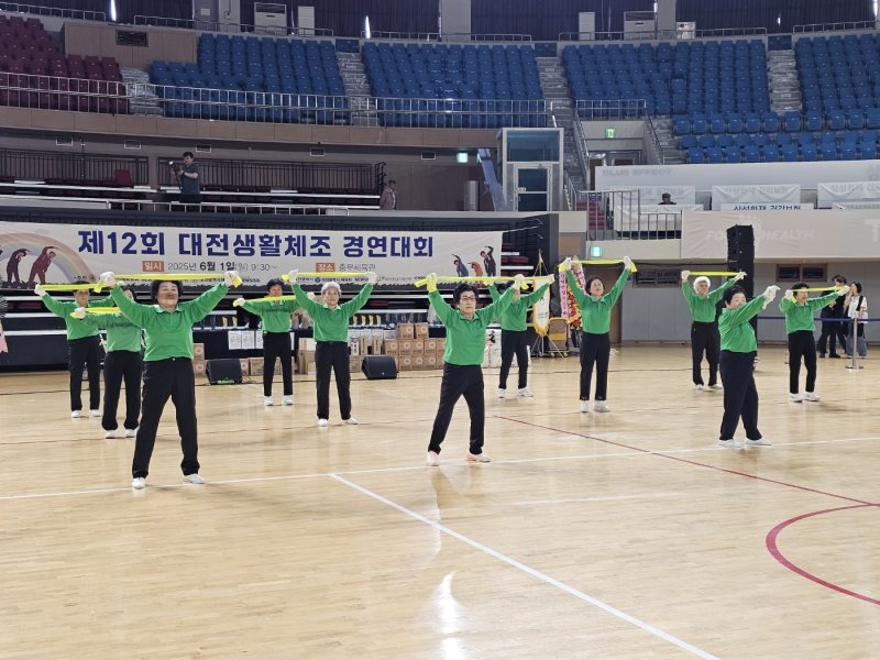 [대전=뉴시스] 김도현 기자 = 1일 오전 대전 중구 부사동 충무체육관에서 대전시체조협회와 뉴시스 대전충남본부가 공동 주최·주관한 제12회 대전바카라 꽁 머니대회가 열린 가운데 최고령인 홍삼례(오른쪽 세번째) 할머니가 속한 신탄진15통경로당팀이 공연을 펼치고 있다. 2025.06.01. kdh1917@newsis.com *재판매 및 DB 금지