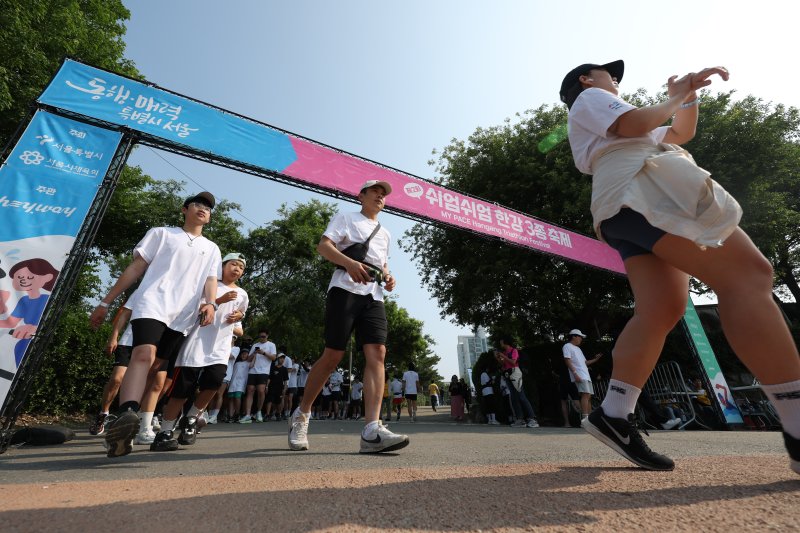 [서울=뉴시스] 김명년 기자 = 1일 오전 서울 광진구 뚝섬한강공원에서 열린 퍼스트카지노 한강 3종 축제 10km 달리기 출발점에서 참가자들이 힘차게 출발하고 있다. 2025.06.01. kmn@newsis.com