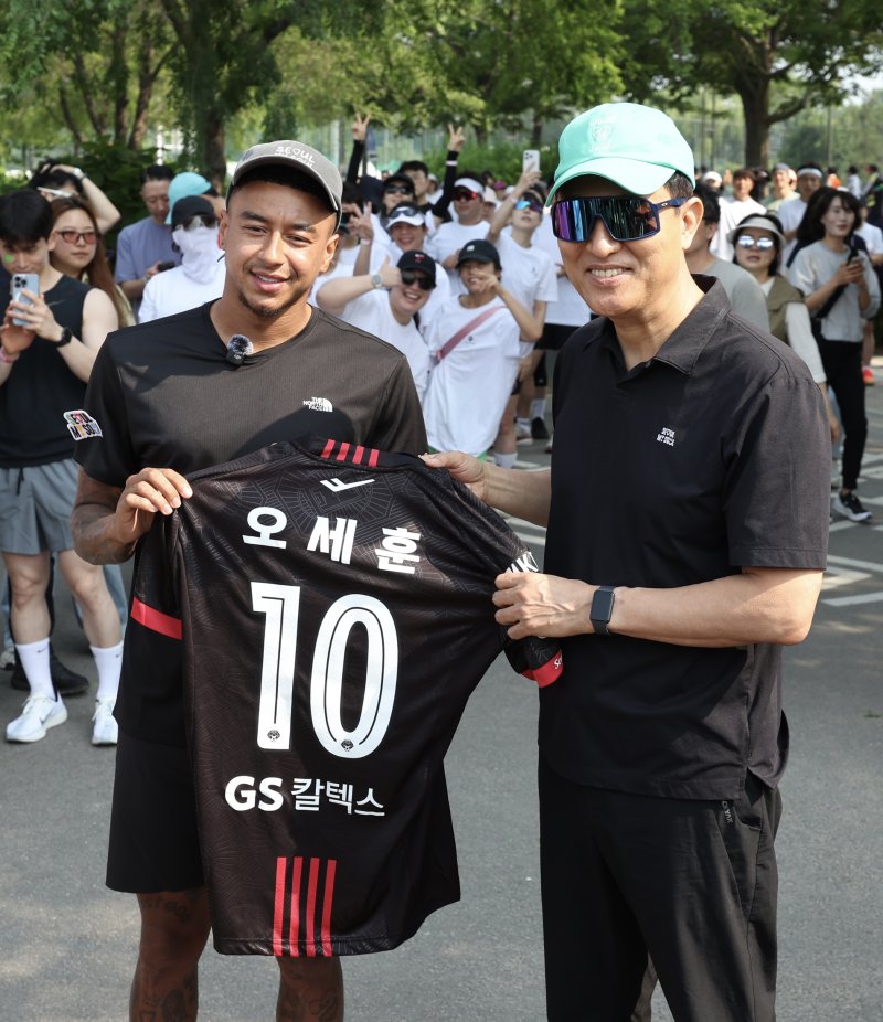 [서울=뉴시스] 김명년 기자 = 오세훈 서울시장이 1일 오전 서울 광진구 뚝섬한강공원에서 열린 퍼스트카지노 한강 3종 축제 10km 달리기 출발점에서 FC서울 소속 축구선수 제시 린가드에게 유니폼을 선물받은 뒤 기념촬영하고 있다. 2025.06.01. kmn@newsis.com