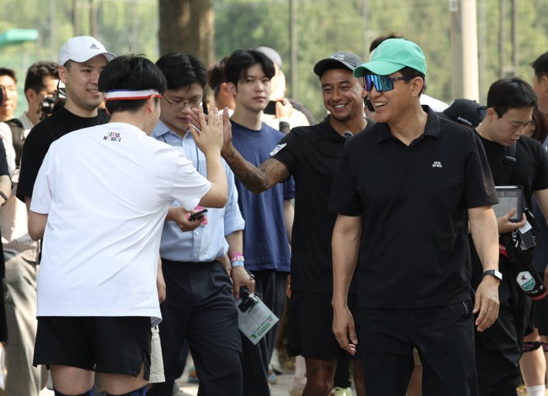 [서울=뉴시스] 김명년 기자 = 오세훈 서울시장이 1일 오전 서울 광진구 뚝섬한강공원에서 열린 퍼스트카지노 한강 3종 축제 10km 달리기 출발점에서 FC서울 소속 축구선수 제시 린가드와 함께 참석자들에게 인사하고 있다. 2025.06.01. kmn@newsis.com