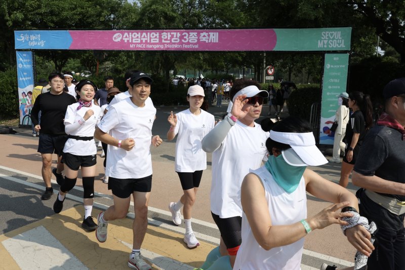 [서울=뉴시스] 김명년 기자 = 1일 오전 서울 광진구 뚝섬한강공원에서 열린 퍼스트카지노 한강 3종 축제 10km 달리기 출발점에서 참가자들이 힘차게 출발하고 있다. 2025.06.01. kmn@newsis.com