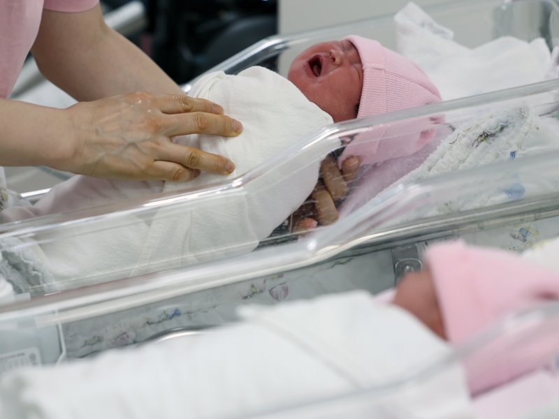 병원 신생아실에서 아이가 울음을 터뜨리고 있다. (자료사진) /뉴스1 ⓒ News1 황기선 기자