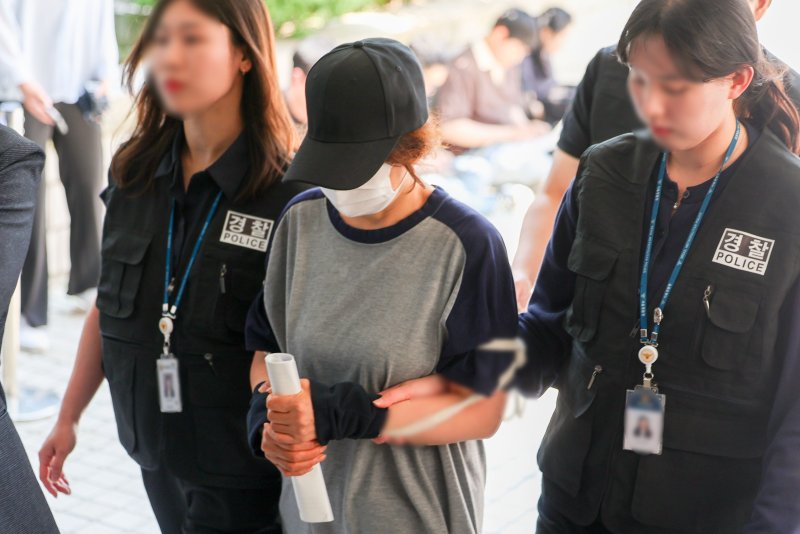 [서울=뉴시스] 김선웅 기자 = 21대 대통령 그랜드토토 사전 투표 첫날 배우자 명의로 대리투표를 한 그랜드토토 사무원 박 모씨가 1일 서울 서초구 서울중앙지법에서 열린 공직그랜드토토법 위반 혐의 영장실질심사(구속 전 피의자 심문)에 출석하고 있다. 2025.06.01. mangusta@newsis.com