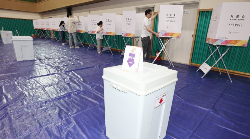 제21대 대통령 선거 사전투표가 하루 앞으로 다가온 28일 충남 논산 연무문화체육센터에 마련된 연무읍제2사전온라인바카라에서 관계자가 기표용구를 점검하고 있다. 2025.5.28/뉴스1 ⓒ News1 김기태 기자