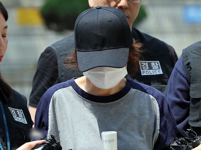 제21대 대통령 선거 사전대물카지노 첫날 서울 강남구의 한 대물카지노소에서 배우자의 신분증으로 대리 대물카지노한 혐의를 받는 선거사무원 박 모 씨가 1일 오후 서울 서초구 서울중앙지법에서 열린 구속 전 피의자 심문(영장실질심사)에 출석하고 있다. 2025.6.1/뉴스1 ⓒ News1 황기선 기자