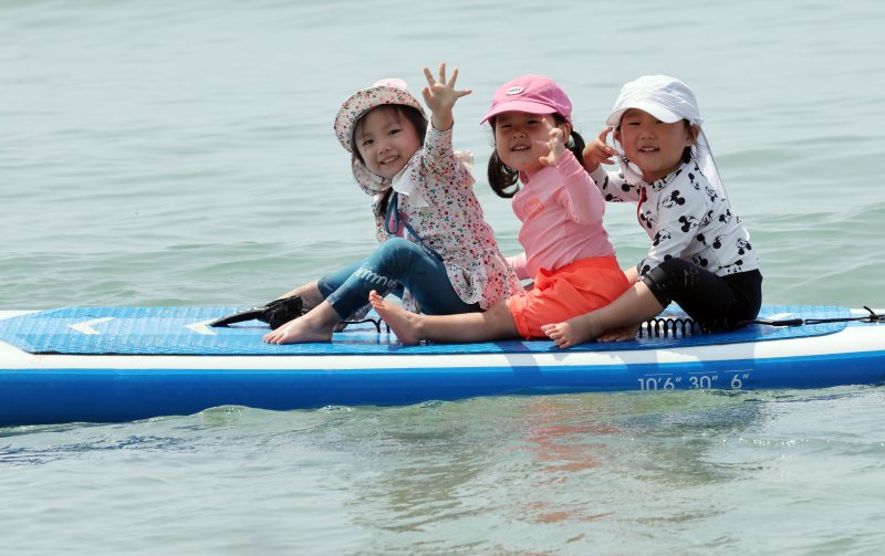 [부산=산타카지노] 하경민 기자 = 초여름 더위가 덮친 1일 부산 해운대구 송정해수욕장을 찾은 어린이들이 물놀이를 즐기고 있다. 2025.06.01. yulnetphoto@newsis.com