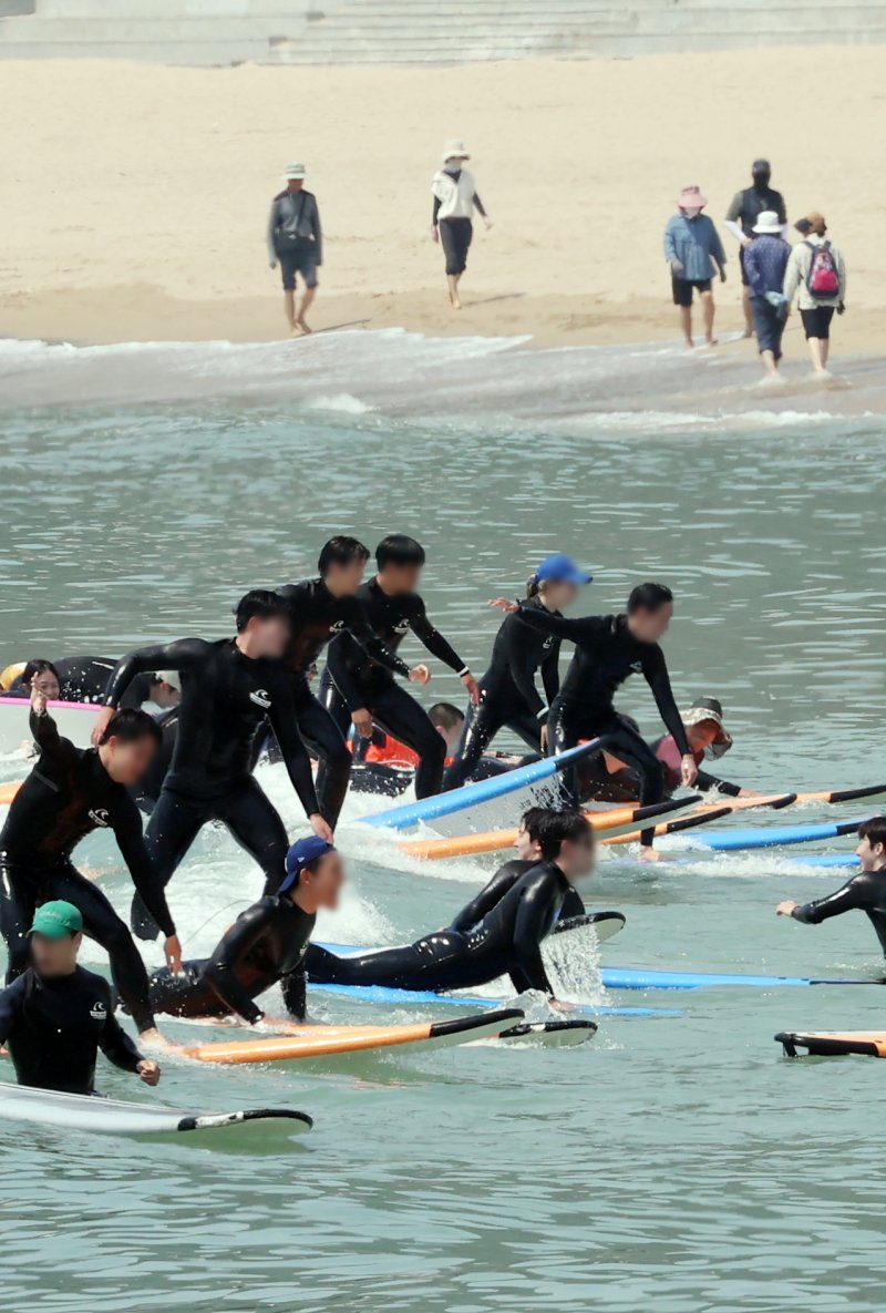 [부산=산타카지노] 하경민 기자 = 초여름 더위가 덮친 1일 부산 해운대구 송정해수욕장에서 시민들이 서핑을 즐기고 있다. 2025.06.01. yulnetphoto@newsis.com