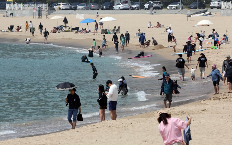 [부산=산타카지노] 하경민 기자 = 초여름 더위가 덮친 1일 부산 해운대구 송정해수욕장을 찾은 시민과 관광객들이 물놀이를 즐기고 있다. 2025.06.01. yulnetphoto@newsis.com