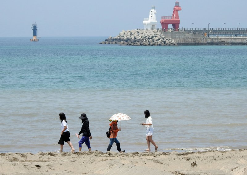 [제주=산타카지노] 오영재 기자 = 1일 오후 제주 이호테우해수욕장에서 주민과 관광객들이 해변을 걷고 있다. 2025.06.01. oyj4343@newsis.com