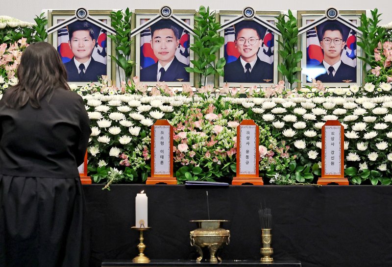 1일 해군 해상초계기 917호기 추락 사고 순직자들에 대한 합동 영결식이 거행된 경북 포항 해군항공사령부 내 강당에서 유가족이 영정 앞에서 오열하고 있다. 2025.6.1/뉴스1 ⓒ News1 최창호 기자