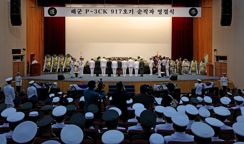 1일 해군 해상초계기 917호기 추락 사고 순직자들에 대한 합동 영결식이 경북 포항 해군항공사령부 내 강당에서 해군장으로 엄수되고 있다. 2025.6.1/뉴스1 ⓒ News1 최창호 기자