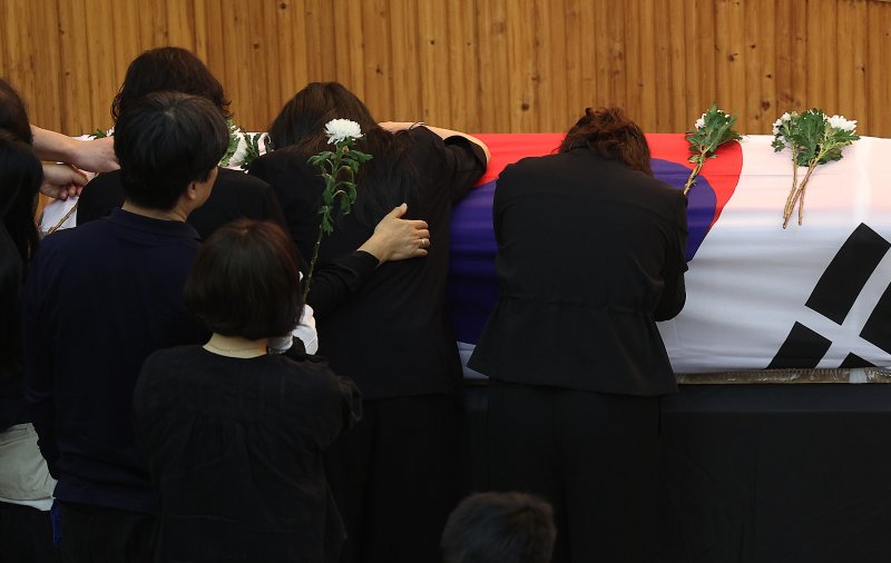 1일 해군 해상초계기 917호기 추락 사고 순직자들에 대한 합동 영결식이 거행된 경북 포항 해군항공사령부 내 강당에서 영현 운구를 앞둔 유가족들이 오열하고 있다. 2025.6.1/뉴스1 ⓒ News1 최창호 기자