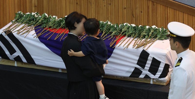 1일 해군 해상초계기 917호기 추락 사고 순직자들에 대한 합동 영결식이 거행된 경북 포항 해군항공사령부 내 강당에서 유가족이 마지막 길을 배웅하고 있다. 2025.6.1/뉴스1 ⓒ News1 최창호 기자