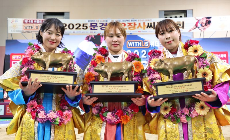 [서울=뉴시스] 위더스제약 2025 문경단오장사씨름대회에서 우승한 선수들. 왼쪽부터 매화장사 소셜카지노, 국화장사 엄하진, 무궁화장사 김다영. (사진=대한씨름협회 제공) *재판매 및 DB 금지