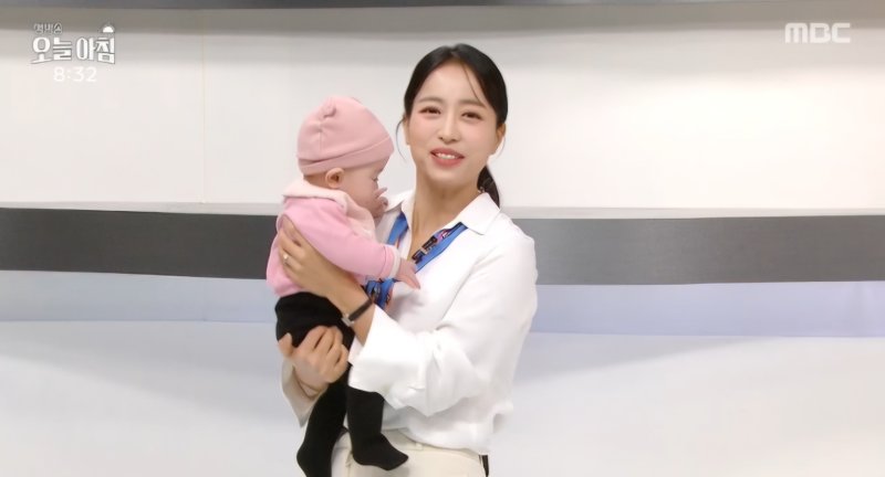 [서울=뉴시스] 임현주 MBC 아나운서가 18일 MBC TV '생방송 오늘 아침'에 딸을 안고 등장했다. (사진=방송화면 캡처) 2024.03.18. photo@newsis.com *재판매 및 DB 금지
