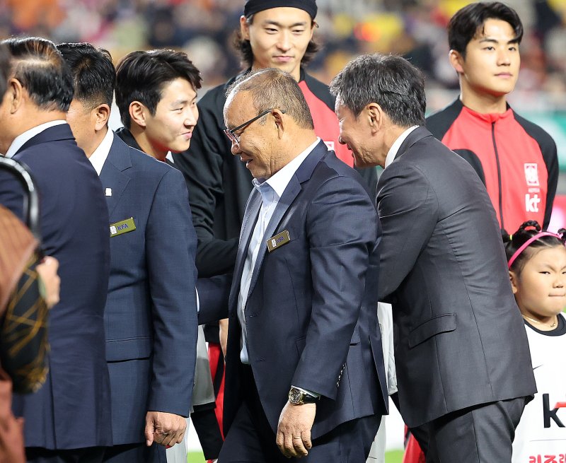 박항서 전 베트남 대표팀 감독과 정몽규 대한축구협회장이 17일 경기 수원시 팔달구 수원월드컵경기장에서 열린 축구 국가대표 평가전 대한민국과 베트남의 경기에 앞서 대표팀 애니타임 카지노을 비롯한 선수들을 격려하고 있다. 2023.10.17/뉴스1 ⓒ News1 김진환 기자