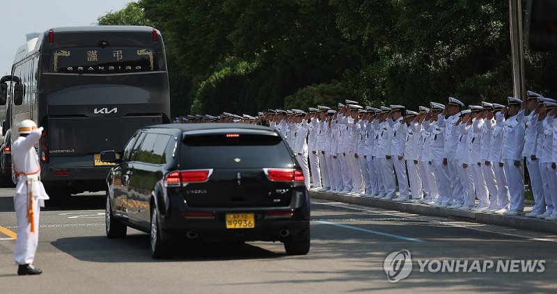 전우에게 마지막 경례 (출처=연합뉴스)
