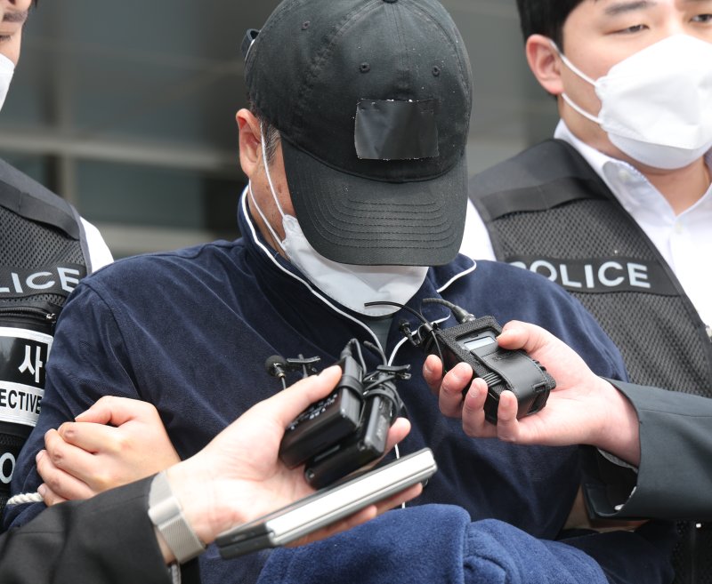 17일 오후 경기 용인시 처인구 용인동부경찰서에서 살인 및 존속살인 혐의를 받는 A 씨가 구속 전 피의자 심문(영장실질심사)를 받기 위해 나오고 있다.2025.4.17/뉴스1 ⓒ News1 김영운 기자