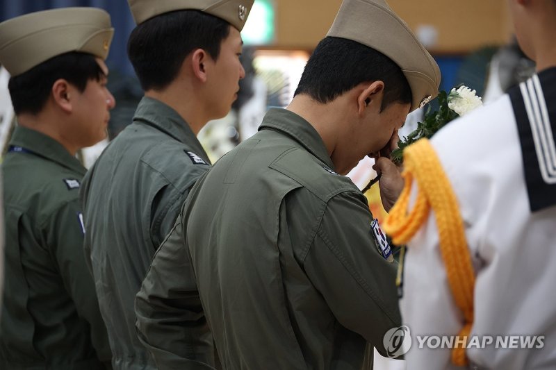 슬픔에 잠긴 해군 (출처=연합뉴스)