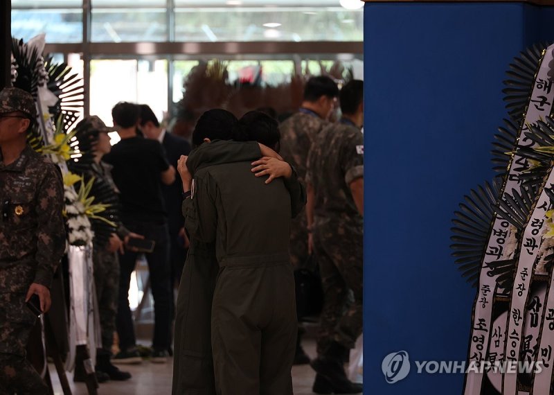해군 동료 잃은 슬픔 (출처=연합뉴스)