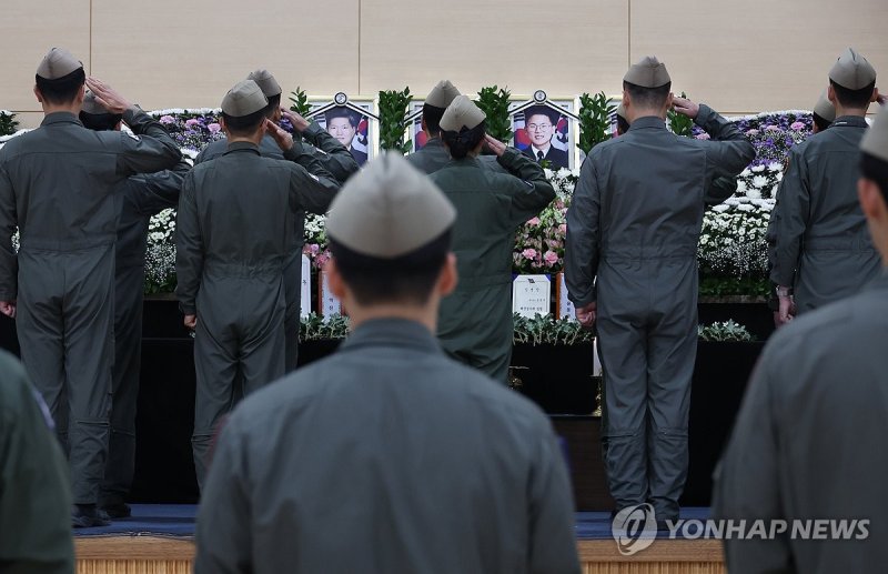 해군 동료 잃은 슬픔 (출처=연합뉴스)