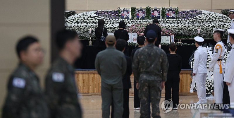 순직 해군 합동분향소에 이어지는 발걸음 (출처=연합뉴스)