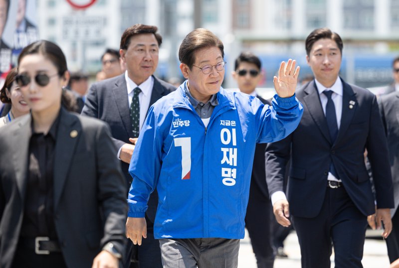 이재명 더불어민주당 대통령 후보가 1일 오후 대구 동구 동대구역 광장에서 열린 유세에 도착하고 있다. 2025.6.1/뉴스1 ⓒ News1 이재명 기자