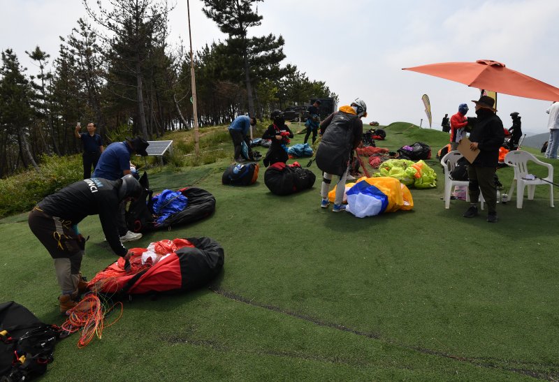 1일 경북 라이브 바카라시 북구 흥해읍 칠포해수욕장 백사장과 곤륜산 일원에서 개최된 '2025 한국 패러글라이딩 리그 1차전(정밀착륙)' 경기에 출전한 선수들이 곤륜선 정상에서 장비 점검을 하고 있다. 2025.6.1/뉴스1 ⓒ News1 최창호 기자