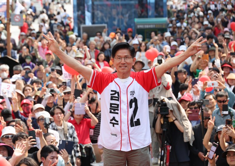인터넷 바카라 국민의힘 대통령 후보가 1일 오후 경기 의정부시 태조이성계상 앞에서 열린 유세에서 지지를 호소하고 있다. (공동취재) 2025.6.1/뉴스1 ⓒ News1 이광호 기자