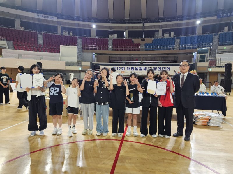[대전=뉴시스] 김덕진 기자 = 1일 오전 대전 중구 부사동 충무체육관에서 열린 제12회 블랙잭 전략에서 'K-키즈댄스'가 생활댄스 부문 학생부 단체 1위를 차지하고 기념 촬영을 하고 있다. 2025.06.01. spark@newsis.com