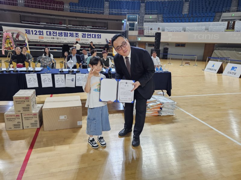 [대전=뉴시스] 김덕진 기자 = 1일 오전 대전 중구 부사동 충무체육관에서 열린 제12회 블랙잭 전략에서 백예솔양이 생활댄스 부문 학생부 개인 초등 1위를 차지했다. 2025.06.01. 2025.06.01. spark@newsis.com