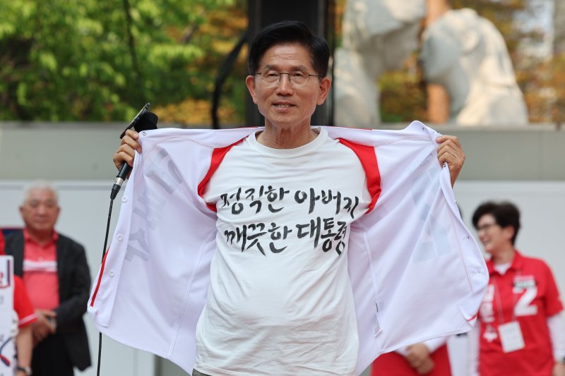 [의정부=뉴시스] 권창회 기자 = 파이고우 포커 국민의힘 대선 후보가 1일 경기 의정부시 태조이성계상 인근에서 열린 유세에서 퍼포먼스를 하고 있다. 2025.06.01. kch0523@newsis.com