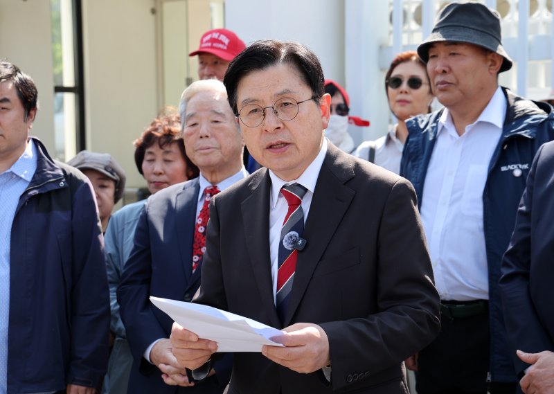 [서울=뉴시스] 배훈식 기자 = 황교안 전 국무총리가 24일 오후 서울 종로구 정부서울청사 앞에서 티파니카지노자들과 함께 기자회견을 열고 한덕수 대통령 권한대행 국무총리에게 요청하는 부정선거 방지 조치 관련 발언을 하고 있다. 2025.04.24. dahora83@newsis.com