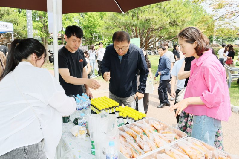 [창원=뉴시스] 장금용 경남 창원시장 권한대행이 지난달 31일 창원 스펀지파크에서 열린 5월 대물카지노 '스펀지데이–May, be happy!'를 둘러보고 있다. (사진=창원시청 제공) 2025.06.01. photo@newsis.com *재판매 및 DB 금지