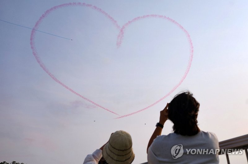 삼척 장미공원 상공에서 펼쳐진 에어쇼 (출처=연합뉴스)