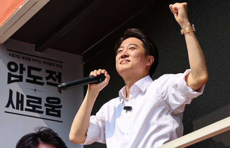 이준석 개혁신당 대통령 후보가 1일 경기 화성시 동탄호수공원을 찾아 지지를 호소하고 있다. 2025.6.1/온라인카지노1 ⓒ News1 김도우 기자
