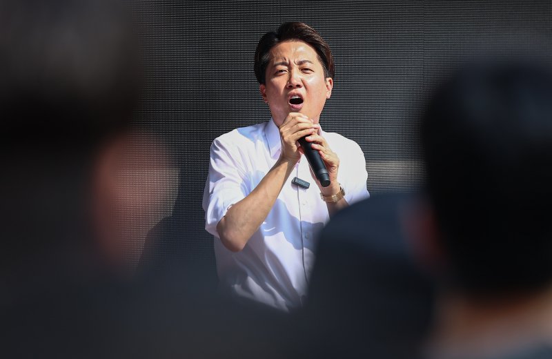 이준석 개혁신당 대통령 후보가 1일 경기 화성시 동탄호수공원을 찾아 지지를 호소하고 있다. 2025.6.1/온라인카지노1 ⓒ News1 김도우 기자